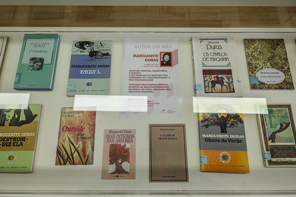 Exposição bibliográfica sobre a escritora francesa Marguerite Duras, do ciclo Autor do Mês, patente na Biblioteca Pública Municipal.