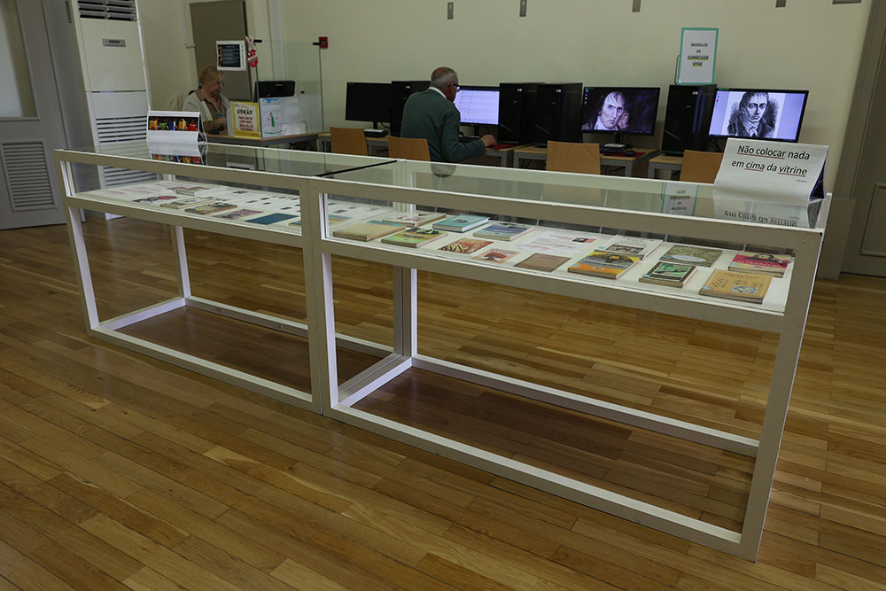 Exposição bibliográfica sobre a escritora francesa Marguerite Duras, do ciclo Autor do Mês, patente na Biblioteca Pública Municipal.