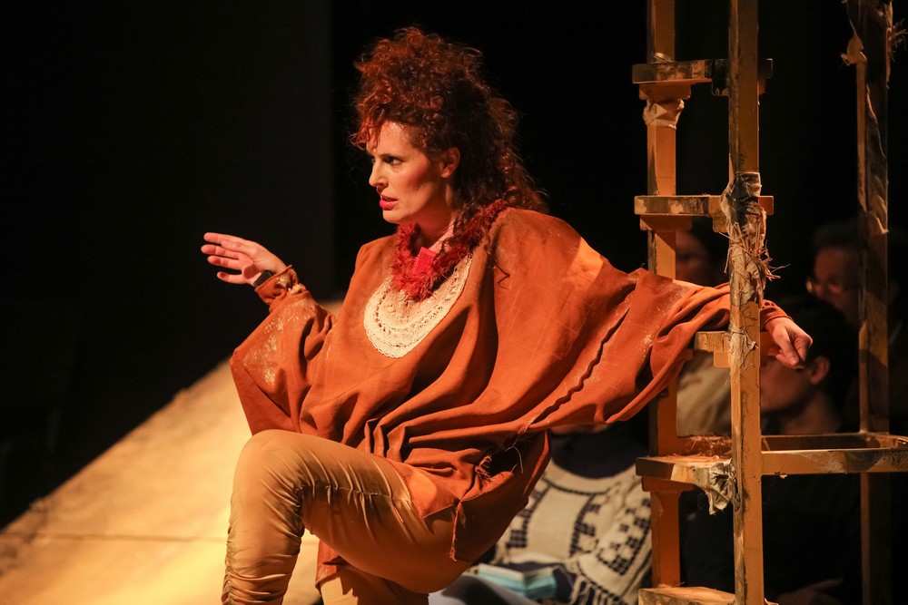 O Teatro Estúdio Fontenova e A Bruxa Teatro estrearam "O Último Galinheiro"