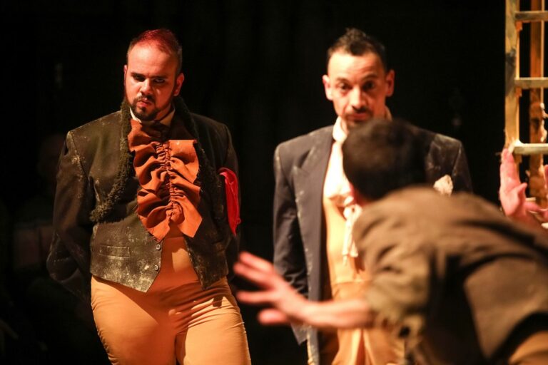 O Teatro Estúdio Fontenova e A Bruxa Teatro estrearam "O Último Galinheiro"