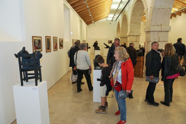 “Objetos, Delicados da Memória”, exposição que homenageia os 45 anos de carreira do autor de escultura, medalhística e numismática João Duarte.