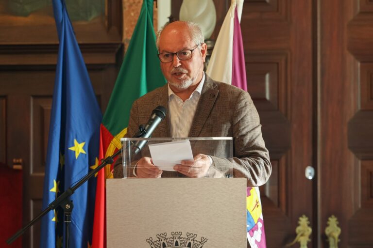 Presidente da Câmara, André Martins, assinou 11 protocolos de cooperação com sete IPSS para o desenvolvimento dos Serviços de Atendimento e Acompanhamento Social, no âmbito da transferência de competências do Estado para os municípios.