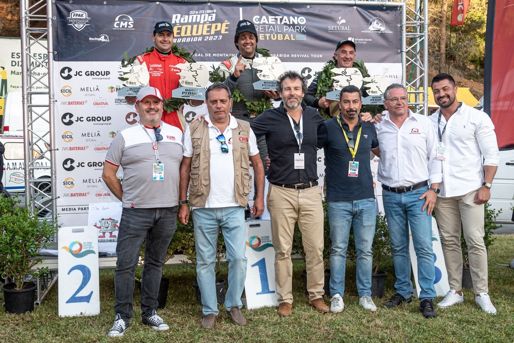 Vereador do Desporto, Pedro Pina, com elementos da organização e Hélder Silva, António Rodrigues e José Correia, os três primeiros classificados da Rampa Pêquêpê da Arrábida 2023