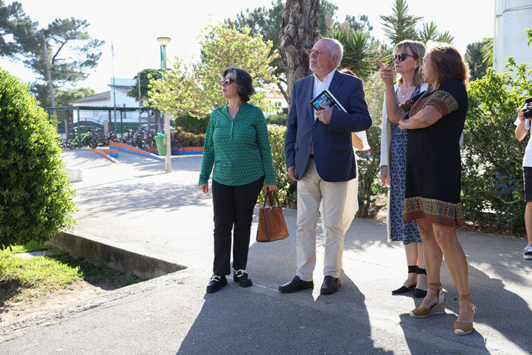 Presidente e vice-presidente da Câmara Municipal, André Martins e Carla Guerreiro, visitaram escolas dos segundo e terceiro ciclos que passaram para a gestão do município na sequência da descentralização de competências e têm necessidade de obras