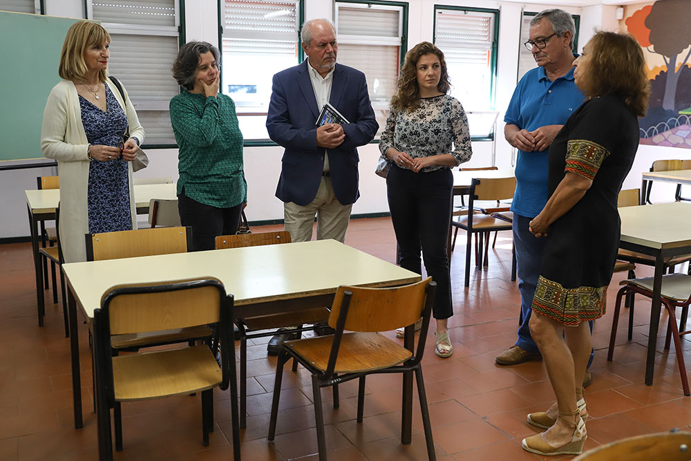 Presidente e vice-presidente da Câmara Municipal, André Martins e Carla Guerreiro, visitaram escolas dos segundo e terceiro ciclos que passaram para a gestão do município na sequência da descentralização de competências e têm necessidade de obras