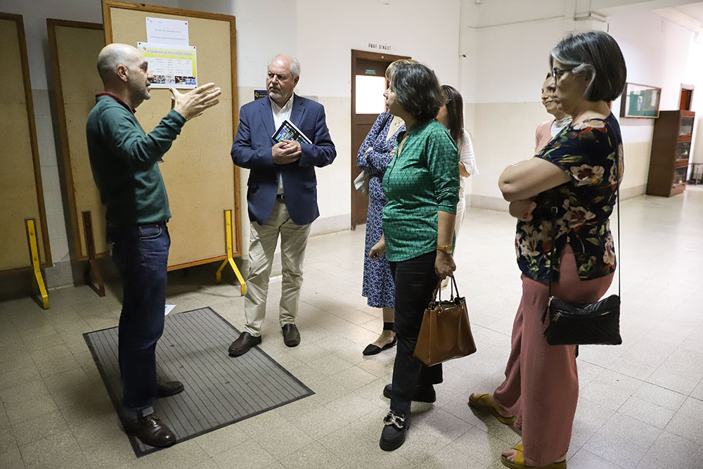 Presidente e vice-presidente da Câmara Municipal, André Martins e Carla Guerreiro, visitaram escolas dos segundo e terceiro ciclos que passaram para a gestão do município na sequência da descentralização de competências e têm necessidade de obras