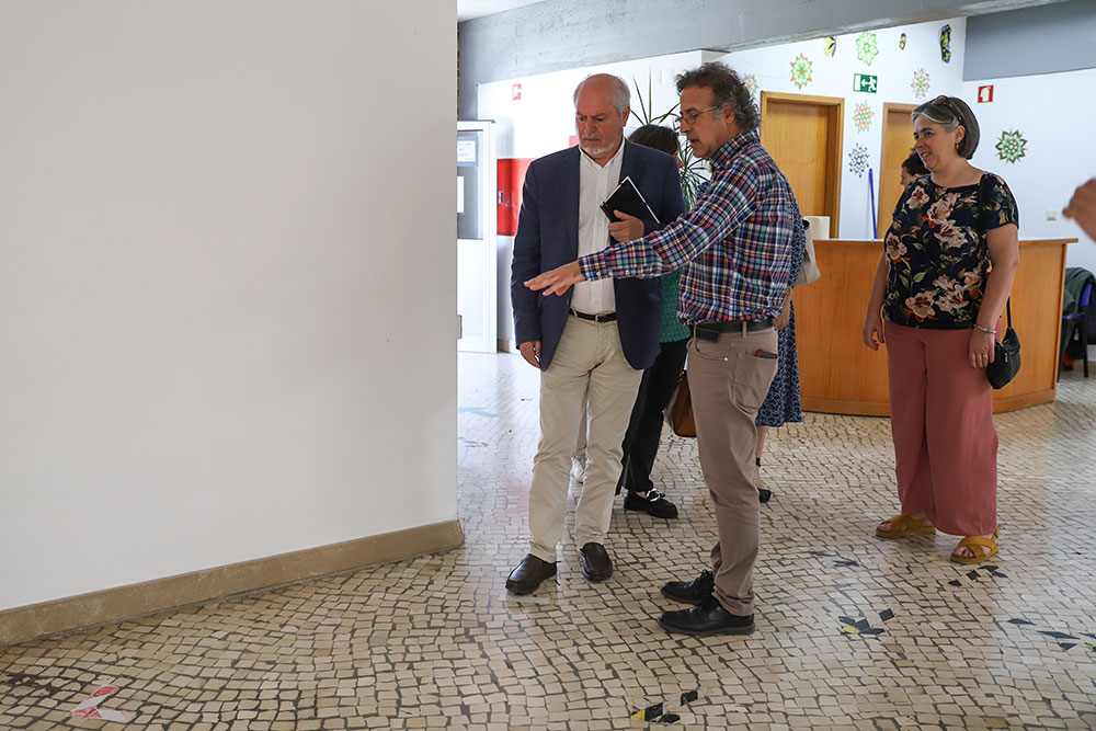Presidente e vice-presidente da Câmara Municipal, André Martins e Carla Guerreiro, visitaram escolas dos segundo e terceiro ciclos que passaram para a gestão do município na sequência da descentralização de competências e têm necessidade de obras