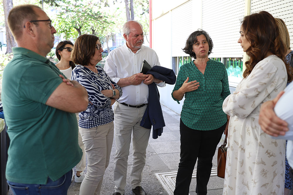 Presidente e vice-presidente da Câmara Municipal, André Martins e Carla Guerreiro, visitaram escolas dos segundo e terceiro ciclos que passaram para a gestão do município na sequência da descentralização de competências e têm necessidade de obras