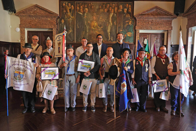 Grupos foram recebidos no Salão Nobre dos Paços do Concelho