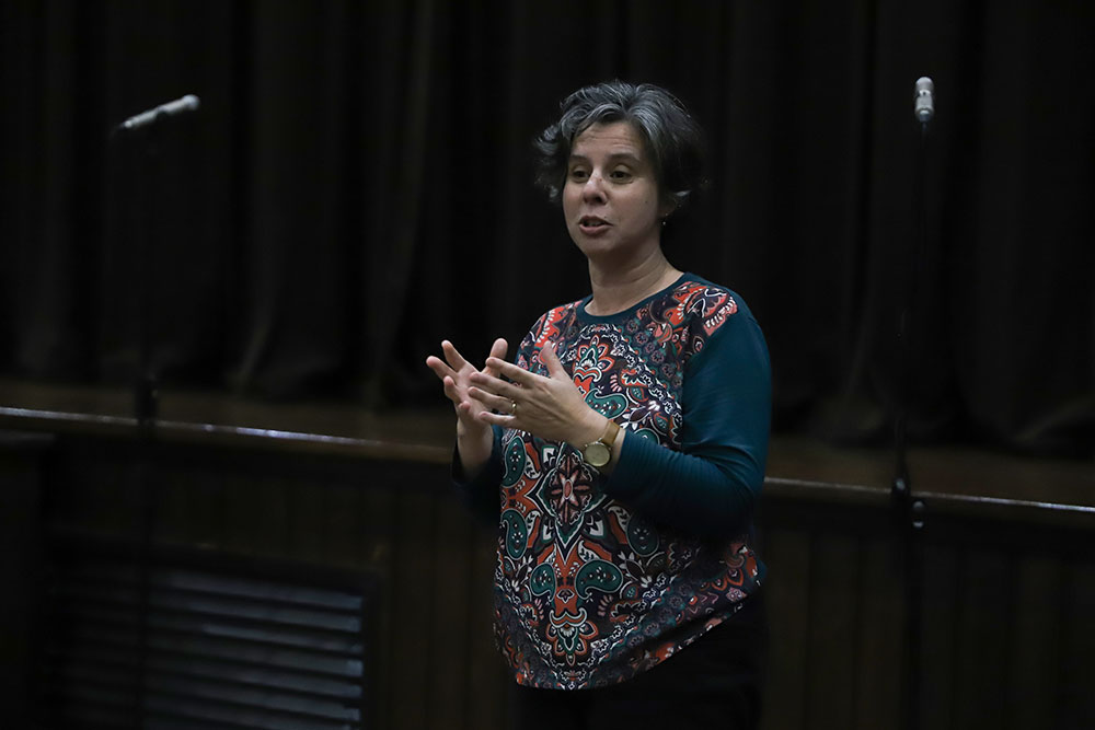 Vice-presidente da Câmara, Carla Guerreiro, na apresentação da peça “A que horas passa o autocarro?”, pelo Teatro Puzzle, da APPACDM de Setúbal, integrada no programa da 24.ª edição do festival Express’Arte