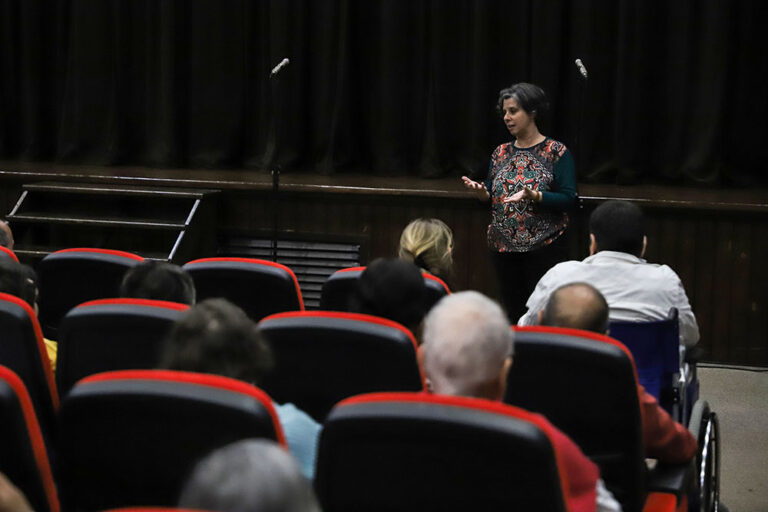 Vice-presidente da Câmara, Carla Guerreiro, na apresentação da peça “A que horas passa o autocarro?”, pelo Teatro Puzzle, da APPACDM de Setúbal, integrada no programa da 24.ª edição do festival Express’Arte