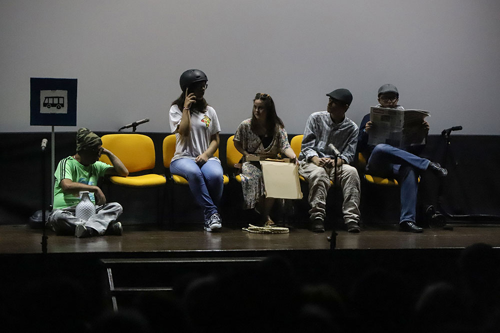 Peça “A que horas passa o autocarro?”, pelo Teatro Puzzle, da APPACDM de Setúbal, integrada no programa da 24.ª edição do festival Express’Arte