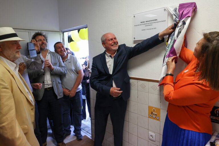 Presidente da Câmara, André Martins, descerra lápide na inauguração do núcleo de Setúbal da Refood