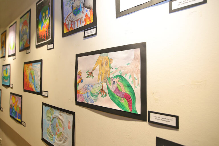 Exposição “JIG – Jovens Influencers Globais” sobre os Objetivos de Desenvolvimento Sustentável patente no auditório da Biblioteca Municipal