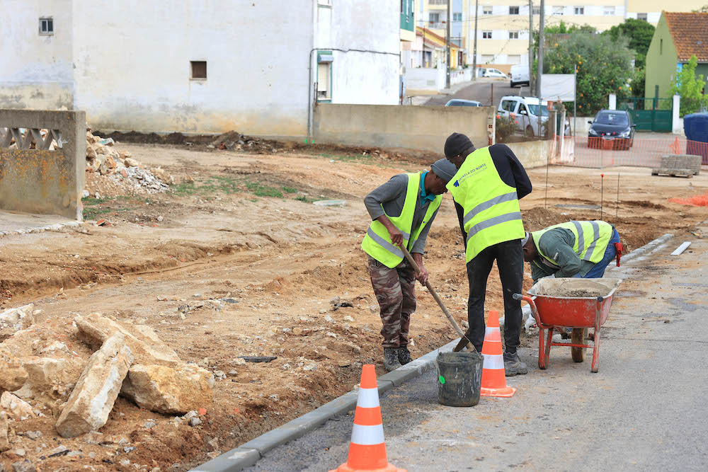 Requalificação de espaço público na Rua Raul Brandão, no Bairro Humberto Delgado