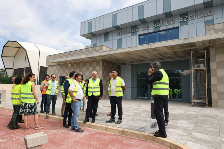 Presidente da Câmara, André Martins, e vereadores Carla Guerreiro, Carlos Rabaçal, Pedro Pina e Rita Carvalho visitaram obra do centro de saúde de Azeitão com a presidente da Junta de Freguesia de Azeitão, Sónia Paulo