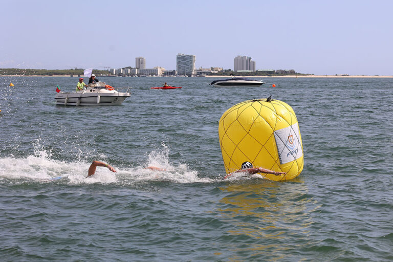 Prova de estafetas da Open Water Swimming World Cup nas águas do Sado