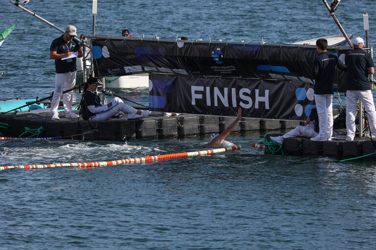 Italiano Andrea Manzi superou competição e venceu a terceira etapa da Taça do Mundo de natação em águas abertas de 2023, em Setúbal