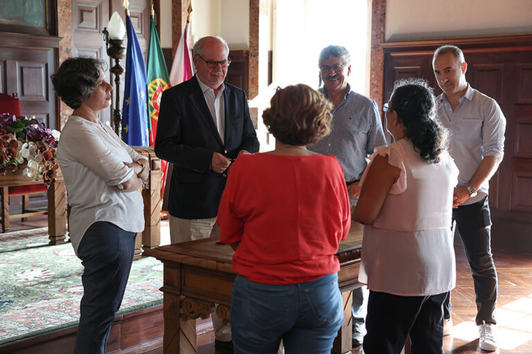 Presidente da Câmara, André Martins, e vice-presidente, Carla Guerreiro, na assinatura do Acordo Coletivo de Empregador Público com o Sindicato dos Trabalhadores em Funções Públicas e Sociais do Sul e Regiões Autónomas