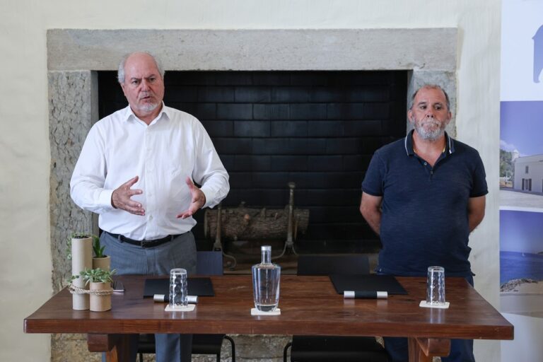 Assinatura de protocolo entre Câmara Municipal de Setúbal e APPACDM - limpeza de praias - presidente da Câmara, André Martins, e presidente da APPACDM Setúbal, José Salazar