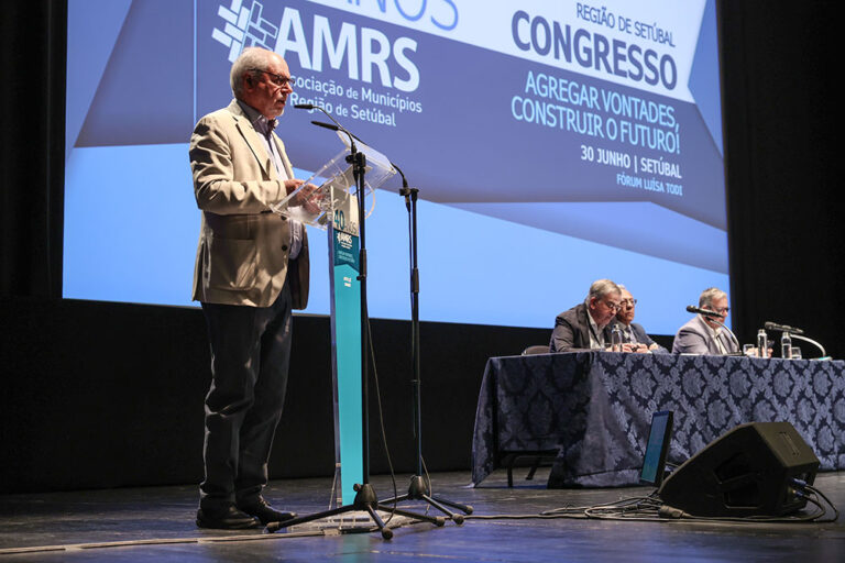 Presidente André Martins discursa no congresso da AMRS