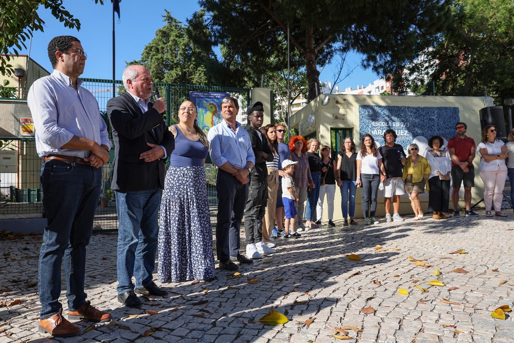 Presidentes da Câmara Municipal, André Martins, e da Junta de Freguesia de São Sebastião, Nuno Costa, presentes no cordão humano que exigiu ao Ministério da Educação a realização urgente de obras na Escola Básica 2/3 de Aranguez