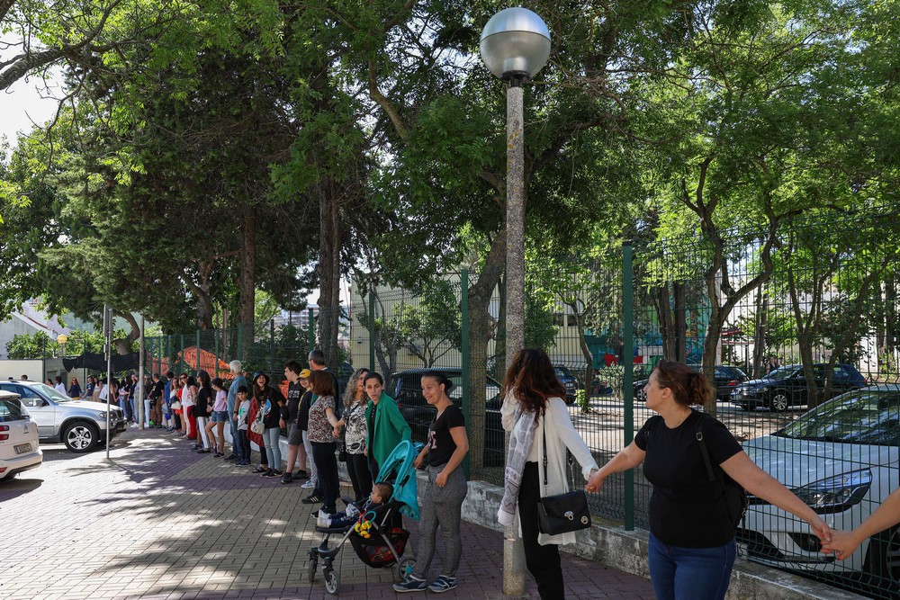 Cordão humano exigiu ao Ministério da Educação a realização urgente de obras na Escola Básica 2/3 de Aranguez