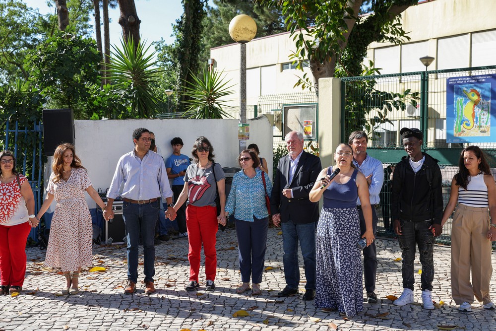 Presidentes da Câmara Municipal, André Martins, e da Junta de Freguesia de São Sebastião, Nuno Costa, presentes no cordão humano que exigiu ao Ministério da Educação a realização urgente de obras na Escola Básica 2/3 de Aranguez