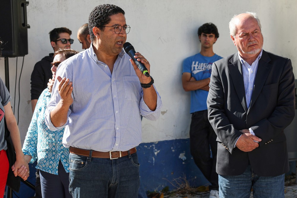 Presidentes da Câmara Municipal, André Martins, e da Junta de Freguesia de São Sebastião, Nuno Costa, presentes no cordão humano que exigiu ao Ministério da Educação a realização urgente de obras na Escola Básica 2/3 de Aranguez