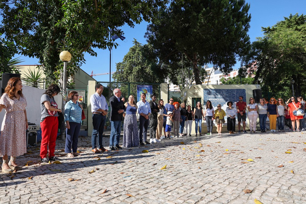 Presidentes da Câmara Municipal, André Martins, e da Junta de Freguesia de São Sebastião, Nuno Costa, presentes no cordão humano que exigiu ao Ministério da Educação a realização urgente de obras na Escola Básica 2/3 de Aranguez