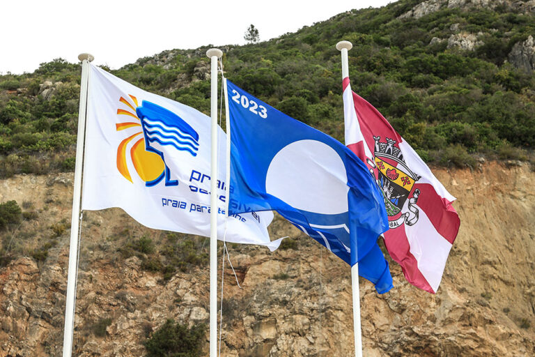 Hastear da Bandeira Azul e Praia Acessível, na Praia da Figueirinha