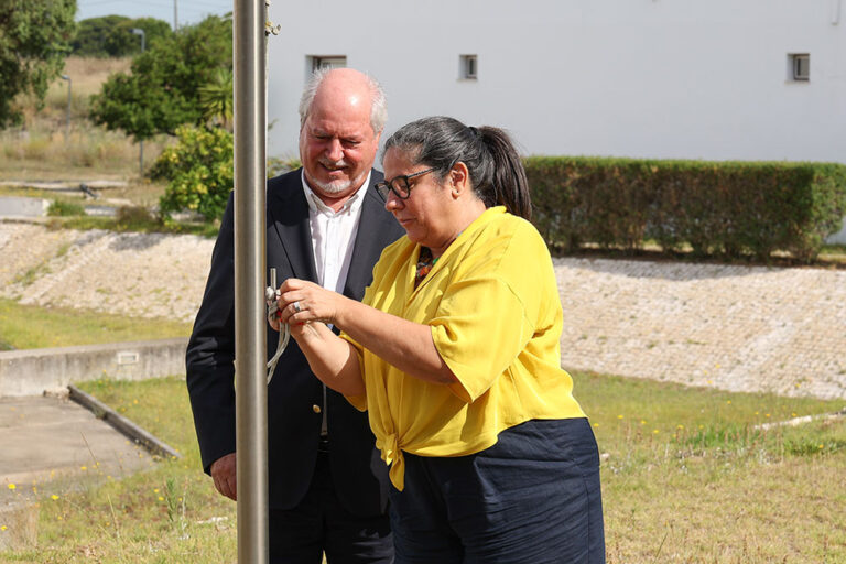 Presidentes da Câmara Municipal, André Martins, e do IPS, Ângela Lemos, içaram no campus a Bandeira Selo Verde