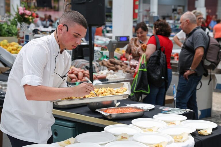Apresentação do projeto "O que vem à rede" - professores e alunos da Escola de Hotelaria e Turismo de Setúbal fizeram showcooking no Mercado do Livramento