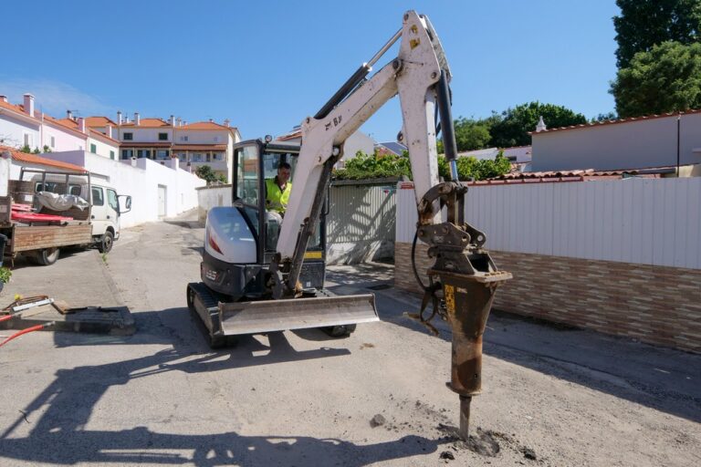 Câmara Municipal está a requalificar um acesso viário e o sistema de drenagem pluvial nas traseiras do Largo da Quinta do Meio, nas Praias do Sado