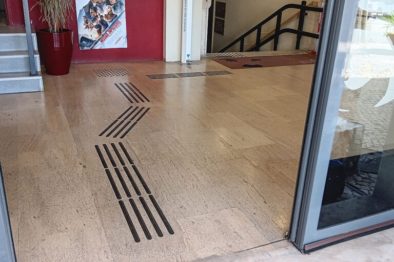 Piso tátil instalado no Cinema Charlot – Auditório Municipal
