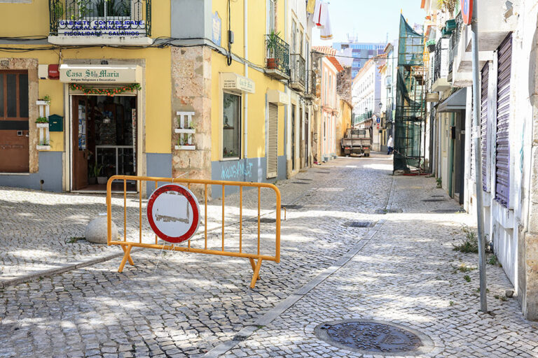 Rua Pereira Cão permanece encerrada ao trânsito até ao dia 31 de agosto, inclusive, no âmbito da progressão dos trabalhos de contenção da fachada de um edifício