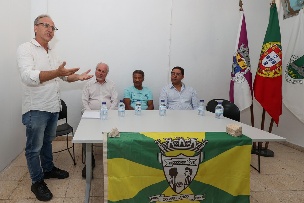 Presidente da comissão administrativa da Associação Desportiva e Cultural Os Africanos, Francisco Sousa, discursa na inauguração da sede do clube