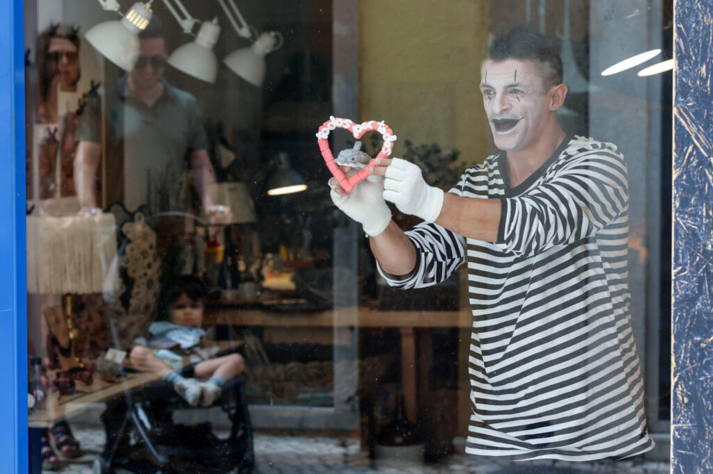 MAPS 2023 - “Performances no Bairro” levou a arte às montras e janelas da Baixa da cidade, com a participação de 13 artistas