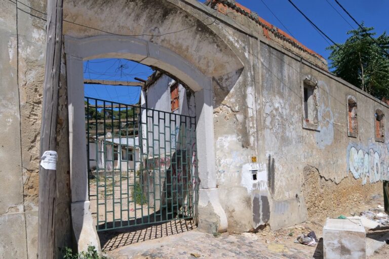 Vedada a entrada da Quinta da Parvoíce que confina com a Estrada da Graça