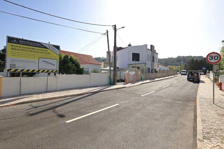 Requalificação do troço nascente da Rua Alexandre Cardoso, em Vendas de Azeitão, melhorou acessibilidade, circulação e segurança