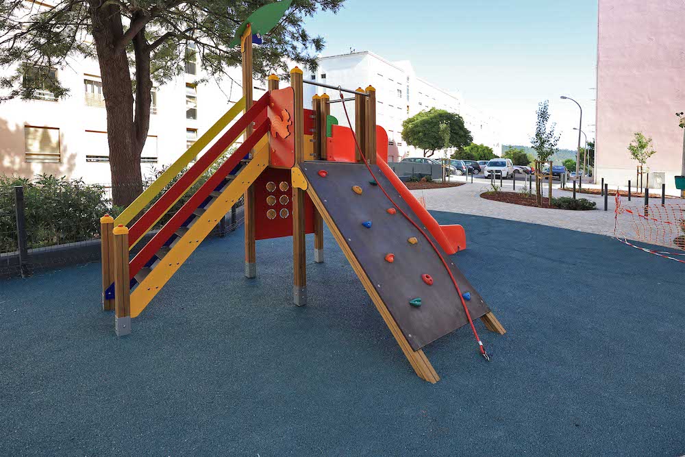 Novo parque infantil no espaço público de ligação entre as ruas Falcão Machado e Afonso Castro, no Casal das Figueiras