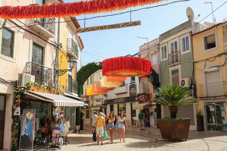 Rua Antão Girão, na Baixa de Setúbal, decorada em tons de vermelho, laranja e amarelo, numa alusão ao sol