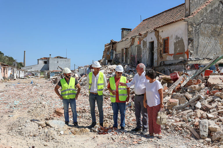 Presidente e vice-presidente da Câmara, André Martins e Carla Guerreiro, acompanharam a demolição das construções existentes na Quinta da Parvoíce, onde vai surgir um bairro de habitação pública