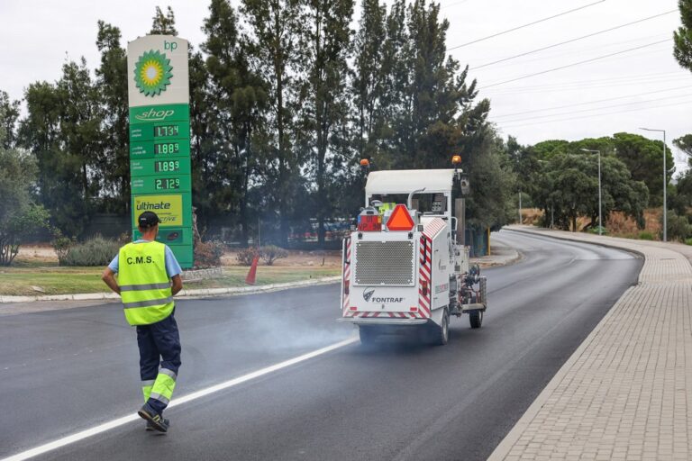 Pinturas na Estrada de Algeruz, após repavimentação