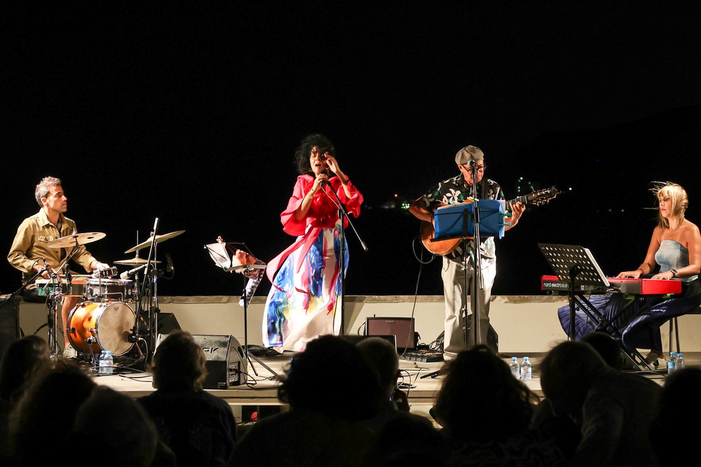 Cantora e compositora brasileira Sílvia Nazário homenageou Elis Regina em concerto no Forte de Albarquel