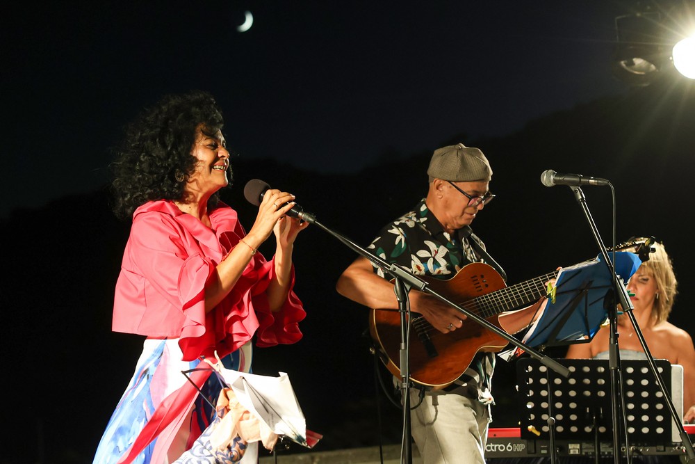 Cantora e compositora brasileira Sílvia Nazário homenageou Elis Regina em concerto no Forte de Albarquel