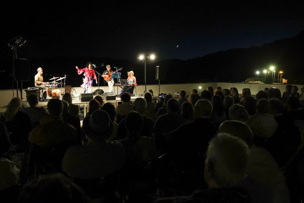 Cantora e compositora brasileira Sílvia Nazário homenageou Elis Regina em concerto no Forte de Albarquel