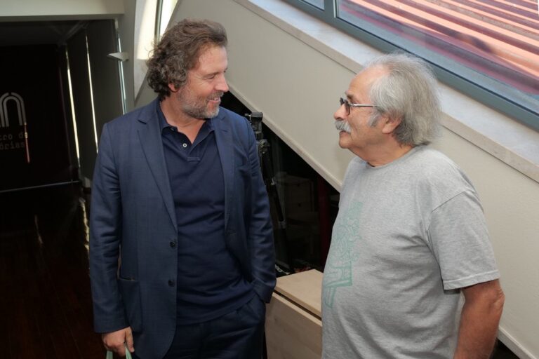 O vereador Pedro Pina com Alejandro “Mono” González, o mais antigo muralista em atividade