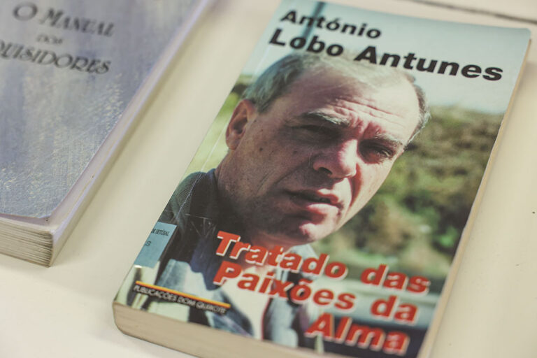 Exposição bibliográfica sobre António Lobo Antunes, na Biblioteca Pública Municipal de Setúbal, no âmbito do ciclo Autor do Mês
