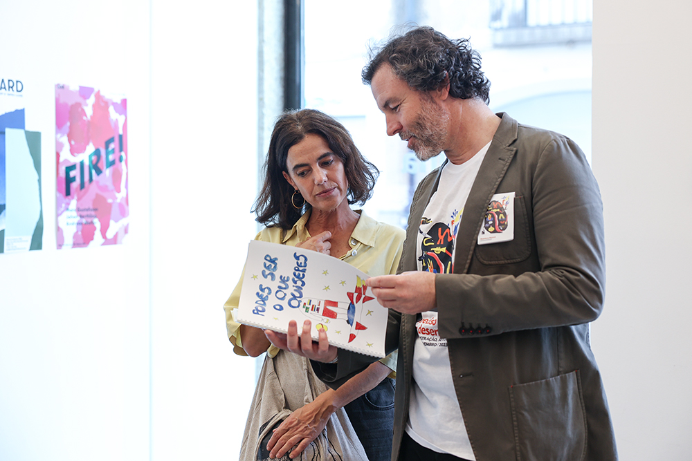 Vereador Pedro Pina e ilustradora Madalena Matoso em visita à mostra